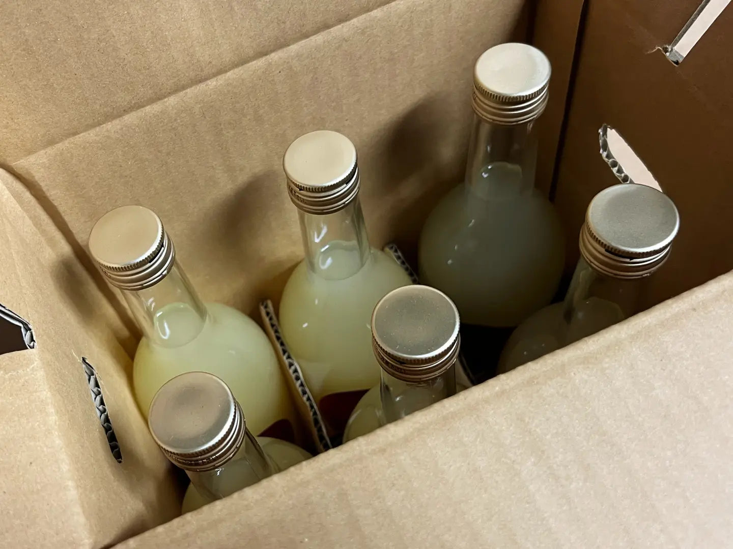 🍎6本🍎生のりんごの風味そのまま!【黄金比率ブレンド】昔ながらの100%りんごジュース 段ボール発送